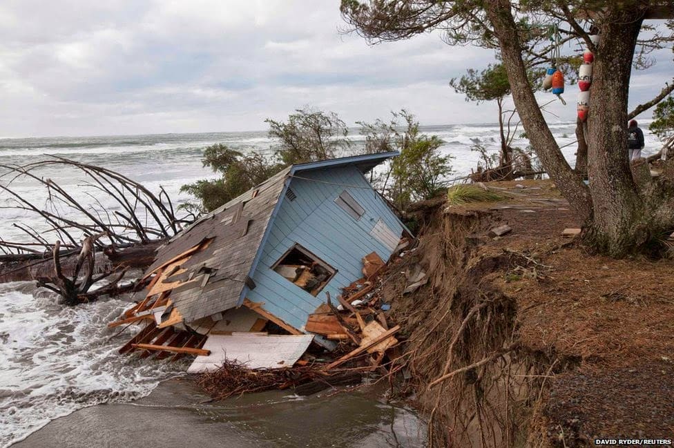 Une des maisons qui s'est récemment effondrée dans l'océan Pacifique à Washaway Beach, dans l'État de Washington. 