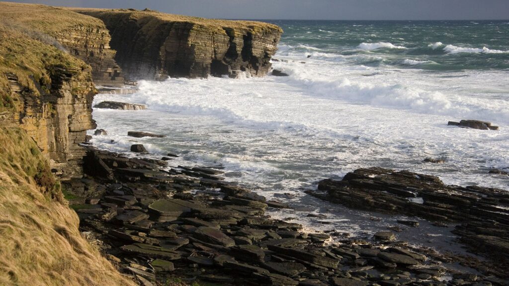 Erosión costera - El mar embravecido azota la costa de Brough Head, a 16 km al sur de John O' Groats, en la costa noreste de Escocia.