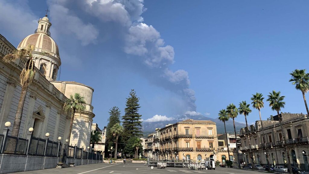 Erupția vulcanului Etna astăzi în Sicilia